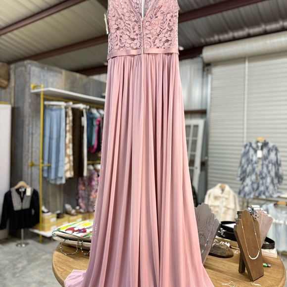 Elegant Lace Bodice Prom Dress in Blush Pink - Picture 4 of 8